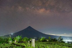 meteor-crashes-behind-mayon-meteor-behin.jpg